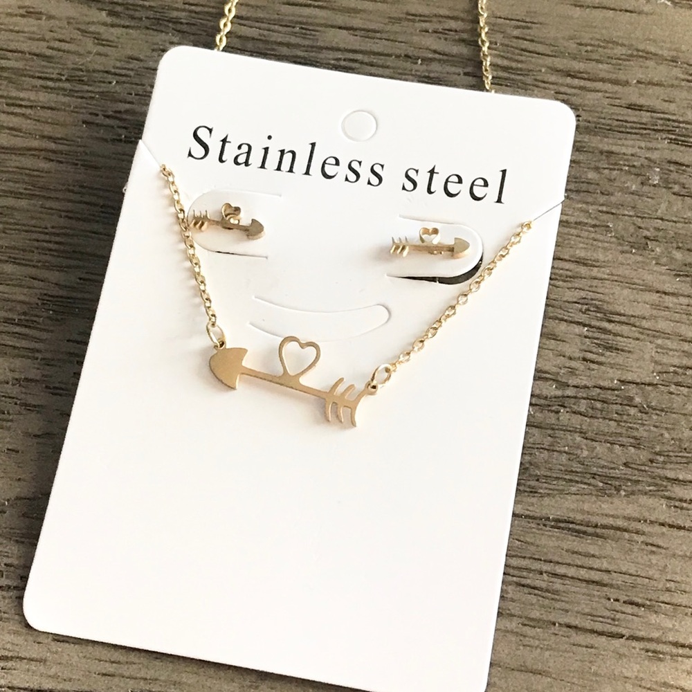 Golden Arrow Necklace Set. New!!